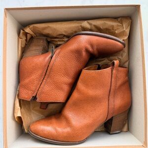Madewell Leather Billie Boot in Pecan